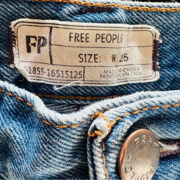 FREE PEOPLE Chelsea Fray Hem Crop Kick Jean Size 25 - Picture 6 of 7